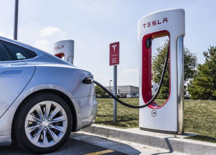 Tesla quer recontratar funcionários demitidos da equipe do Supercharger