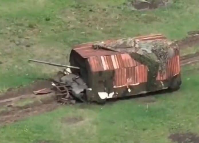 Tanque de guerra com armadura improvisada é usado pela Rússia na Ucrânia