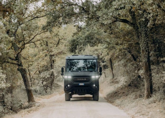 Esse ônibus off-road é o mais radical que você vai ver hoje