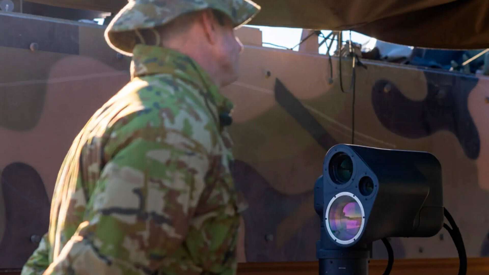 Arma a laser da Austrália ao lado de soldado