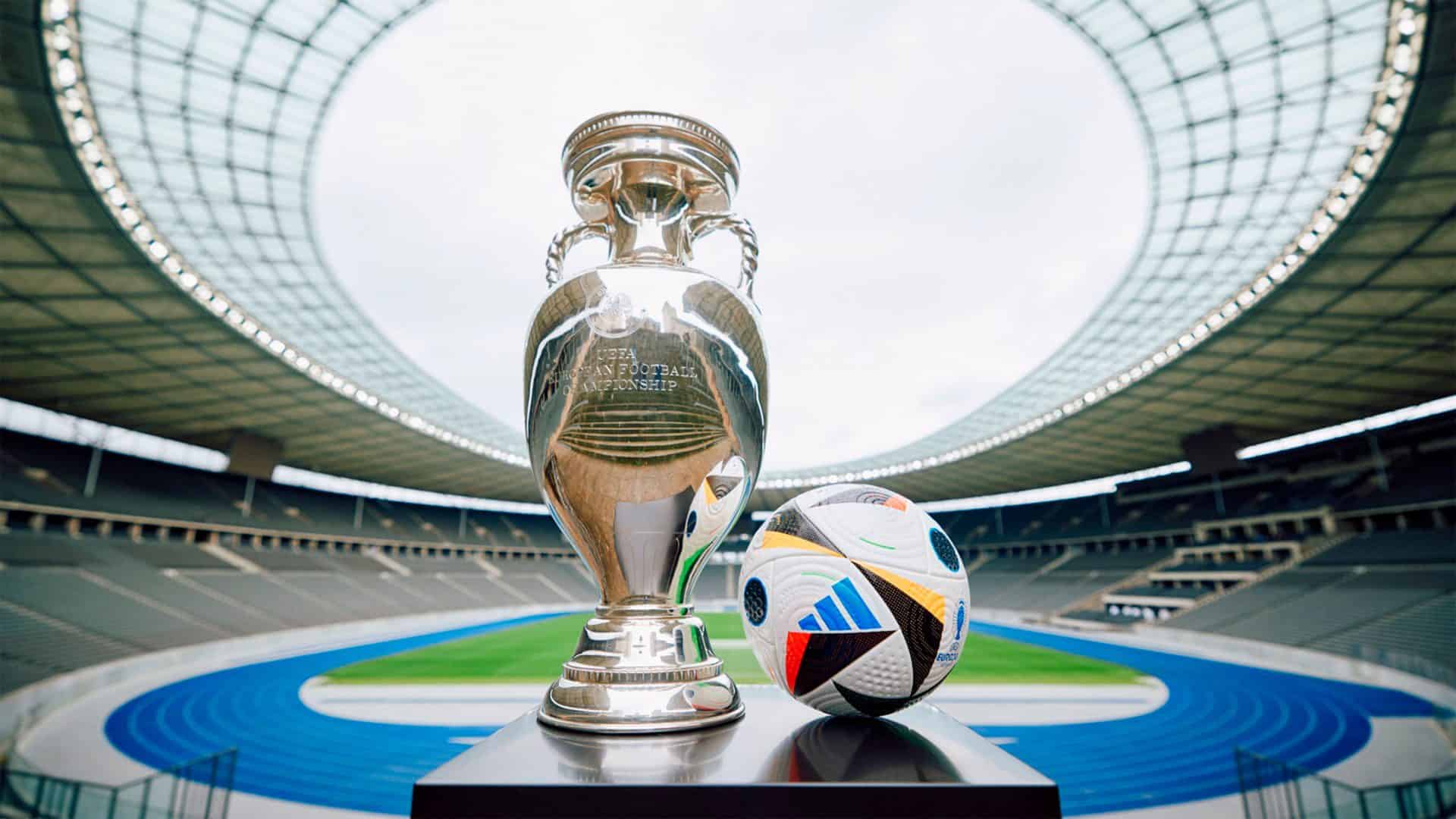 Bola da Adidas ao lado de troféu da Eurocopa de 2024