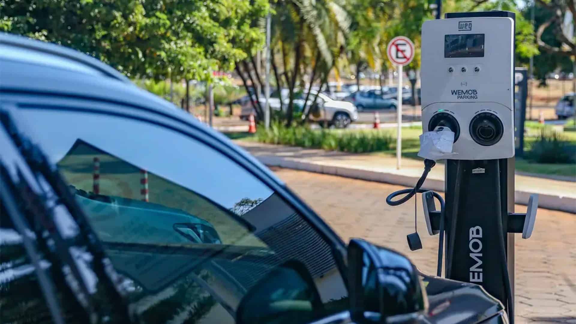 Carro elétrico carregando em praça no Brasil