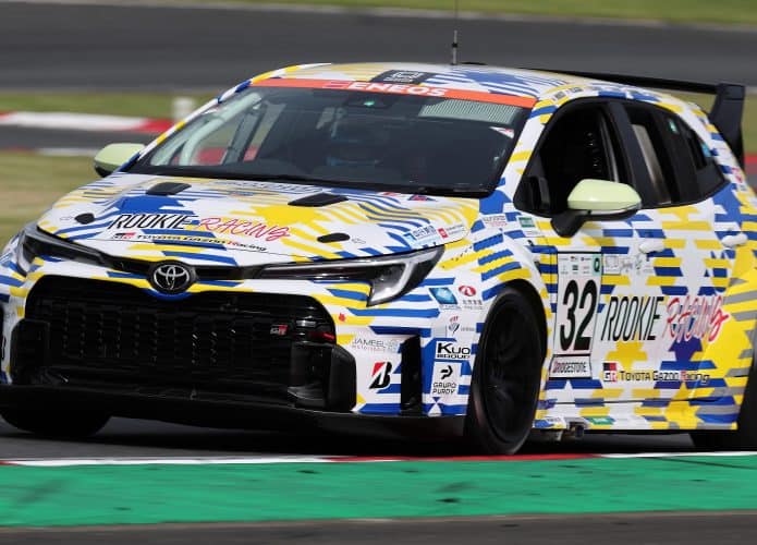 Corolla movido a hidrogênio em pista de corrida