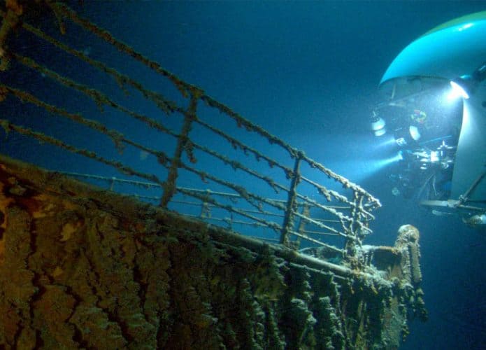 Submersível perto de escombros do Titanic