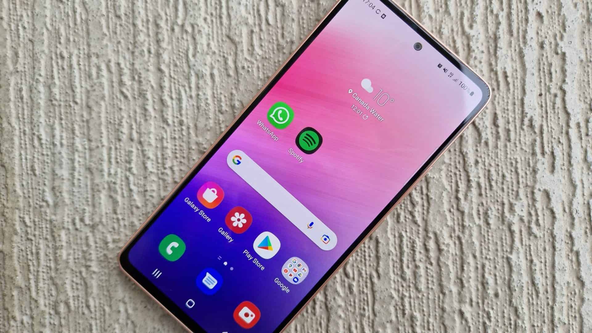 Galaxy A53 5G em cima de mesa