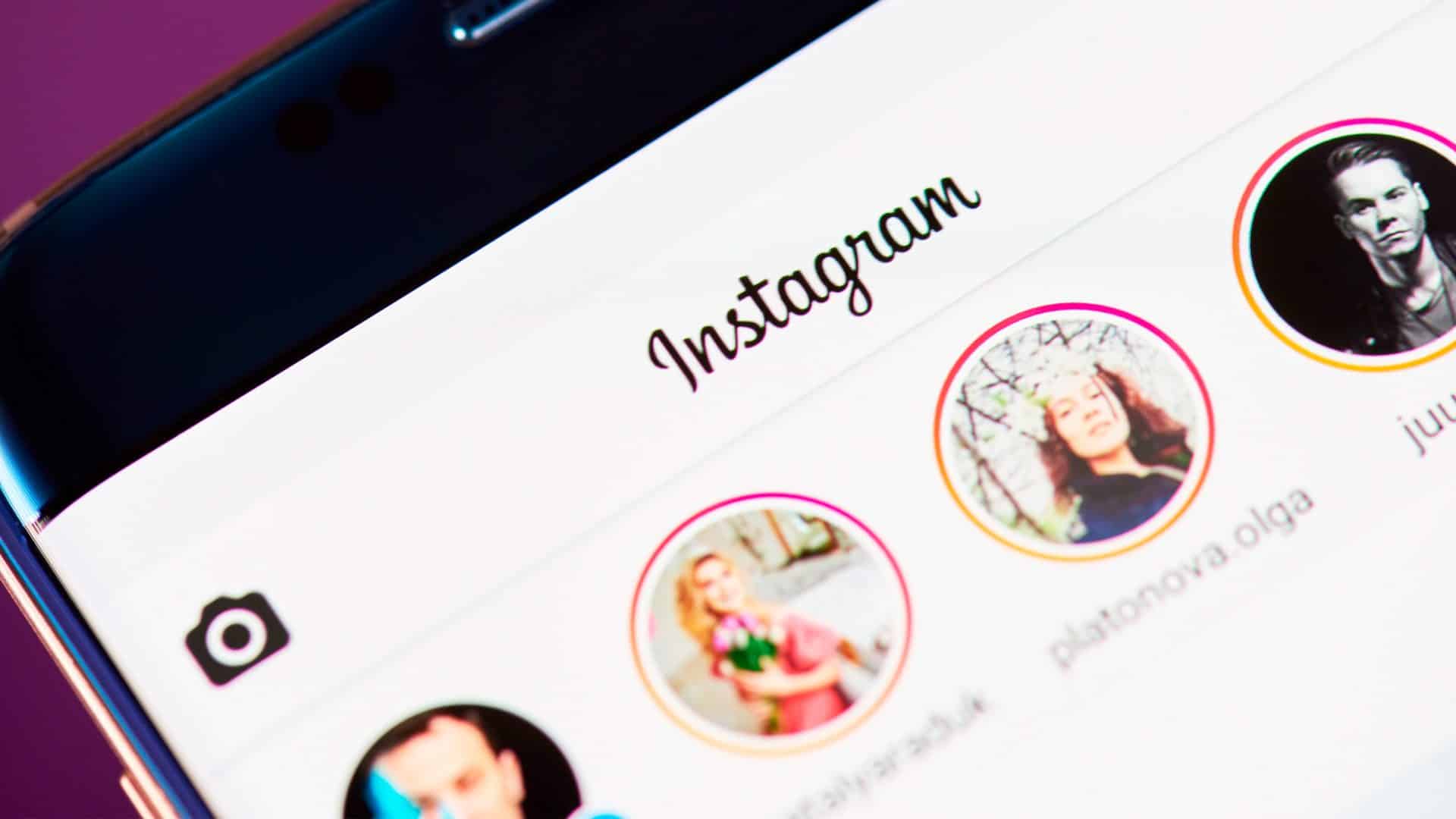 Close em bolinhas de Story no Instagram em celular
