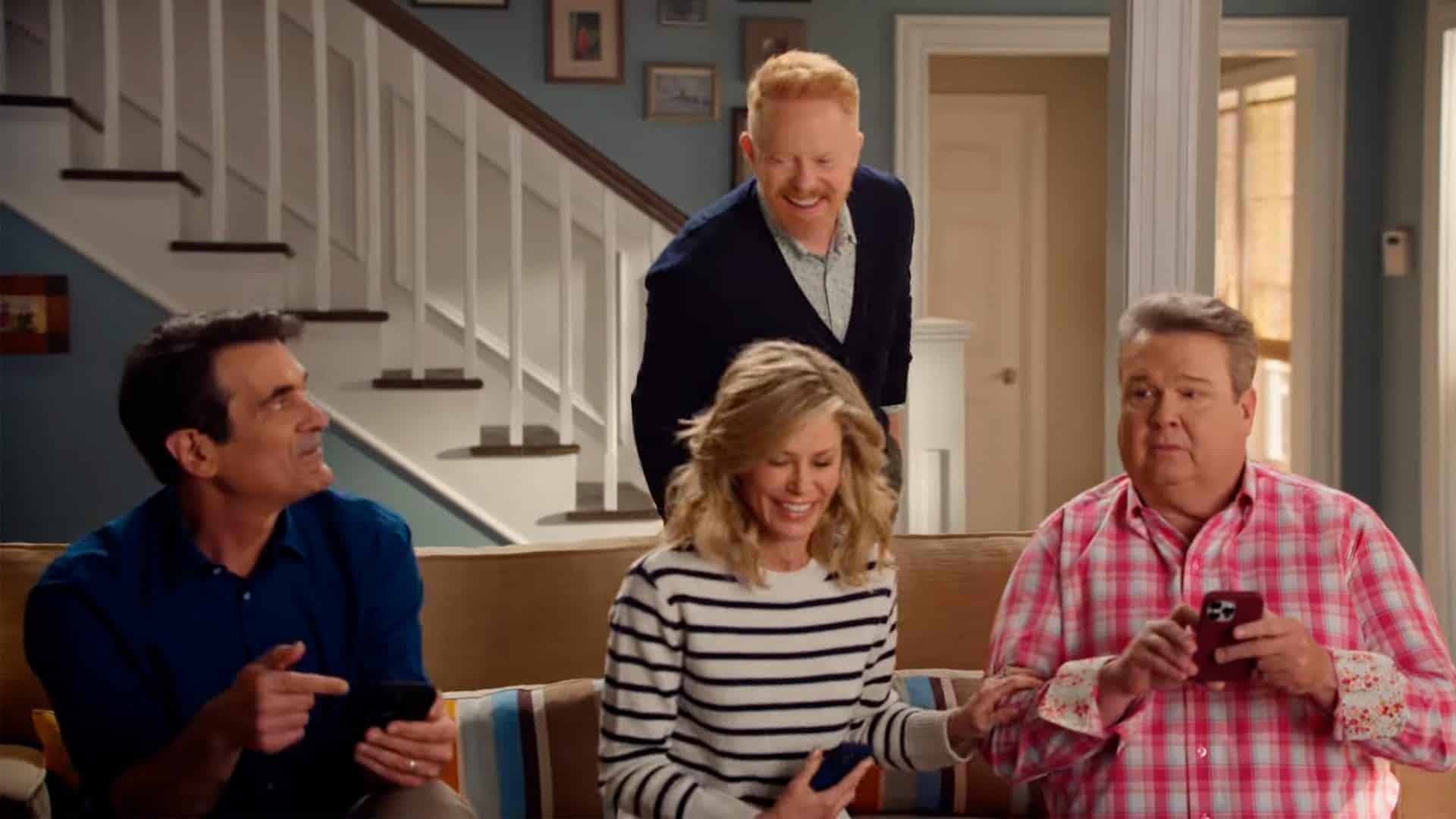 Cena de anúncio do WhatsApp com elenco de Modern Family