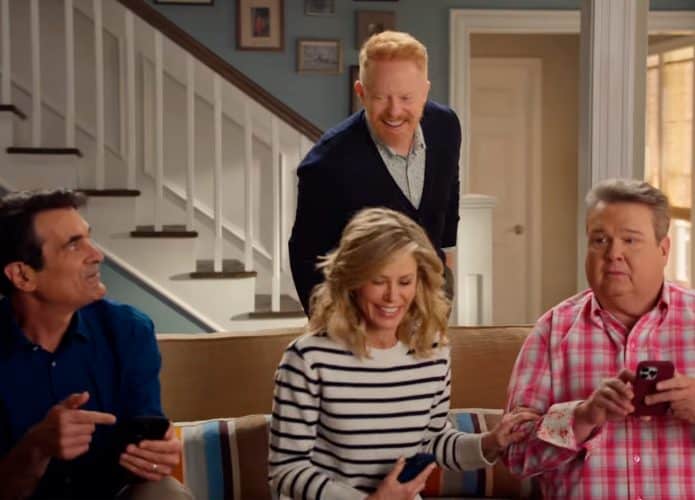 Cena de anúncio do WhatsApp com elenco de Modern Family