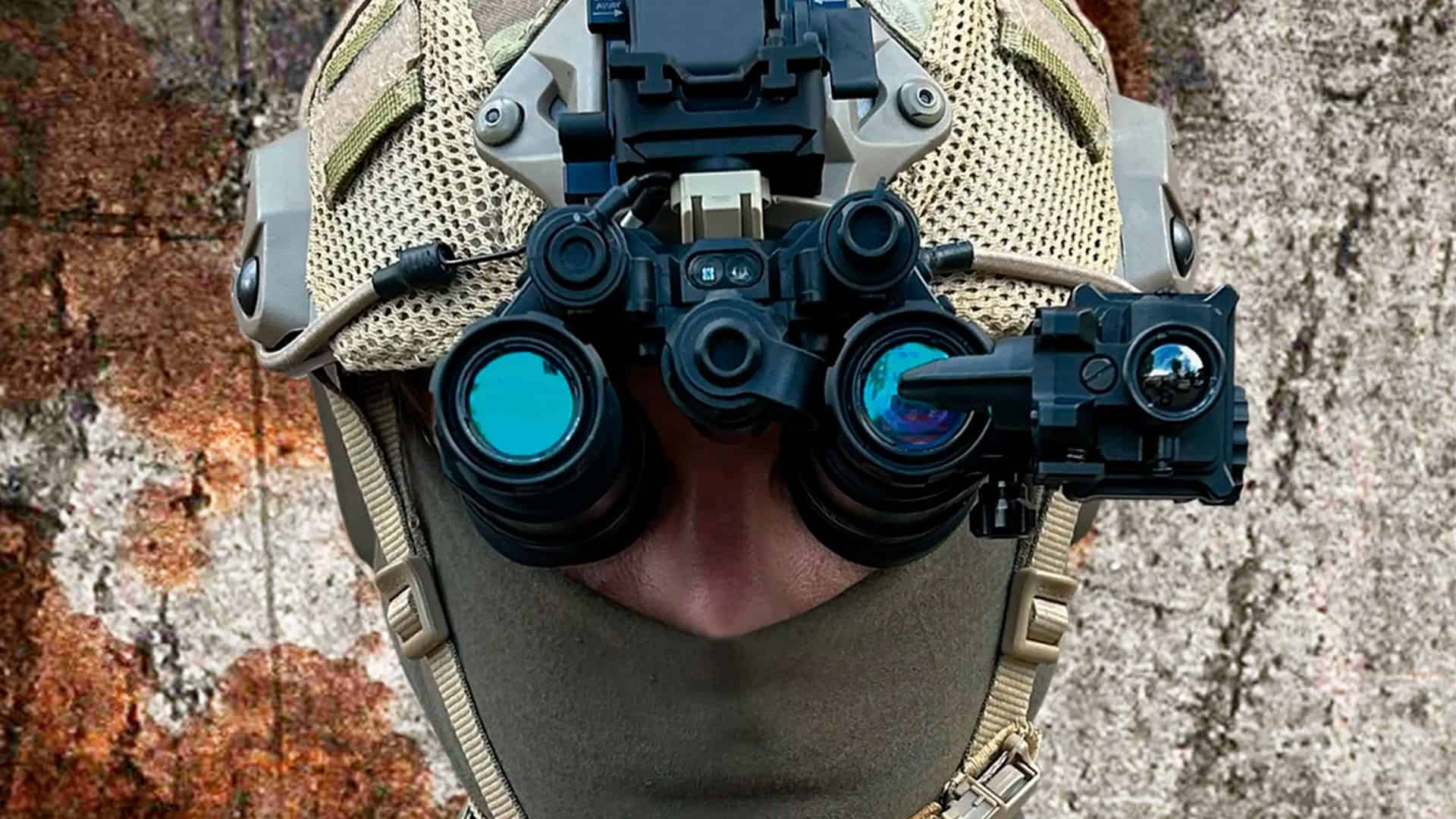 Soldado usando acessório que mistura visão térmica com visão noturna em óculos