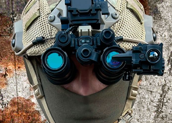Soldado usando acessório que mistura visão térmica com visão noturna em óculos