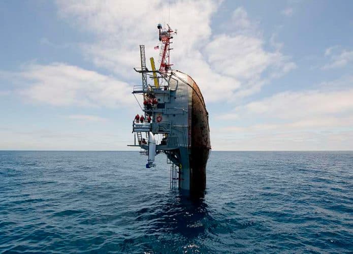 Plataforma R/P FLIP na vertical no oceano