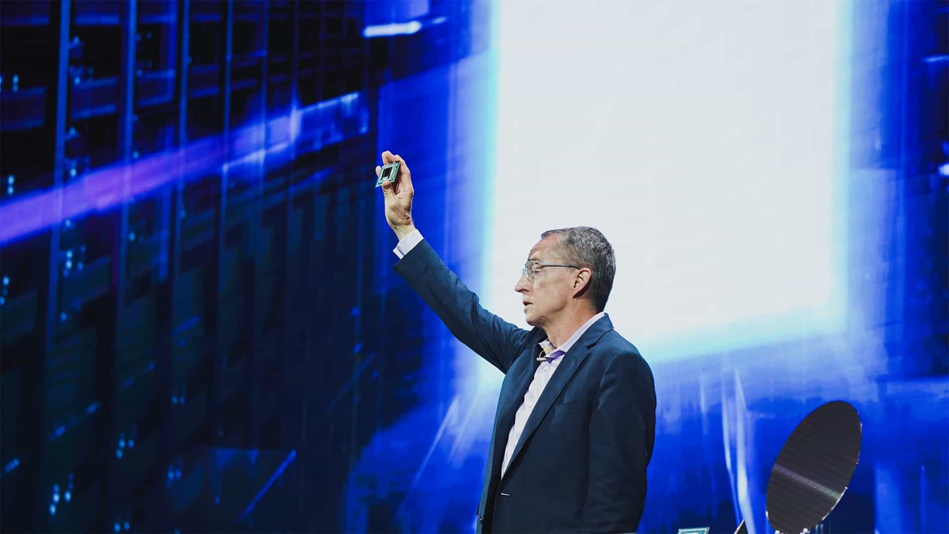 Executivo da Intel segurando Lunar Lake