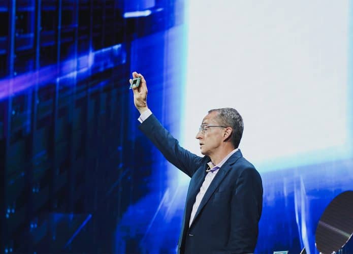 Executivo da Intel segurando Lunar Lake