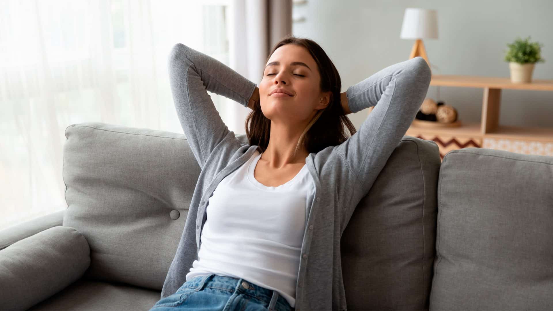 Mulher relaxando em sofá