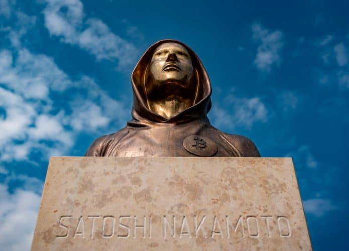 Busto de Satoshi Nakamoto, criador do bitcoin