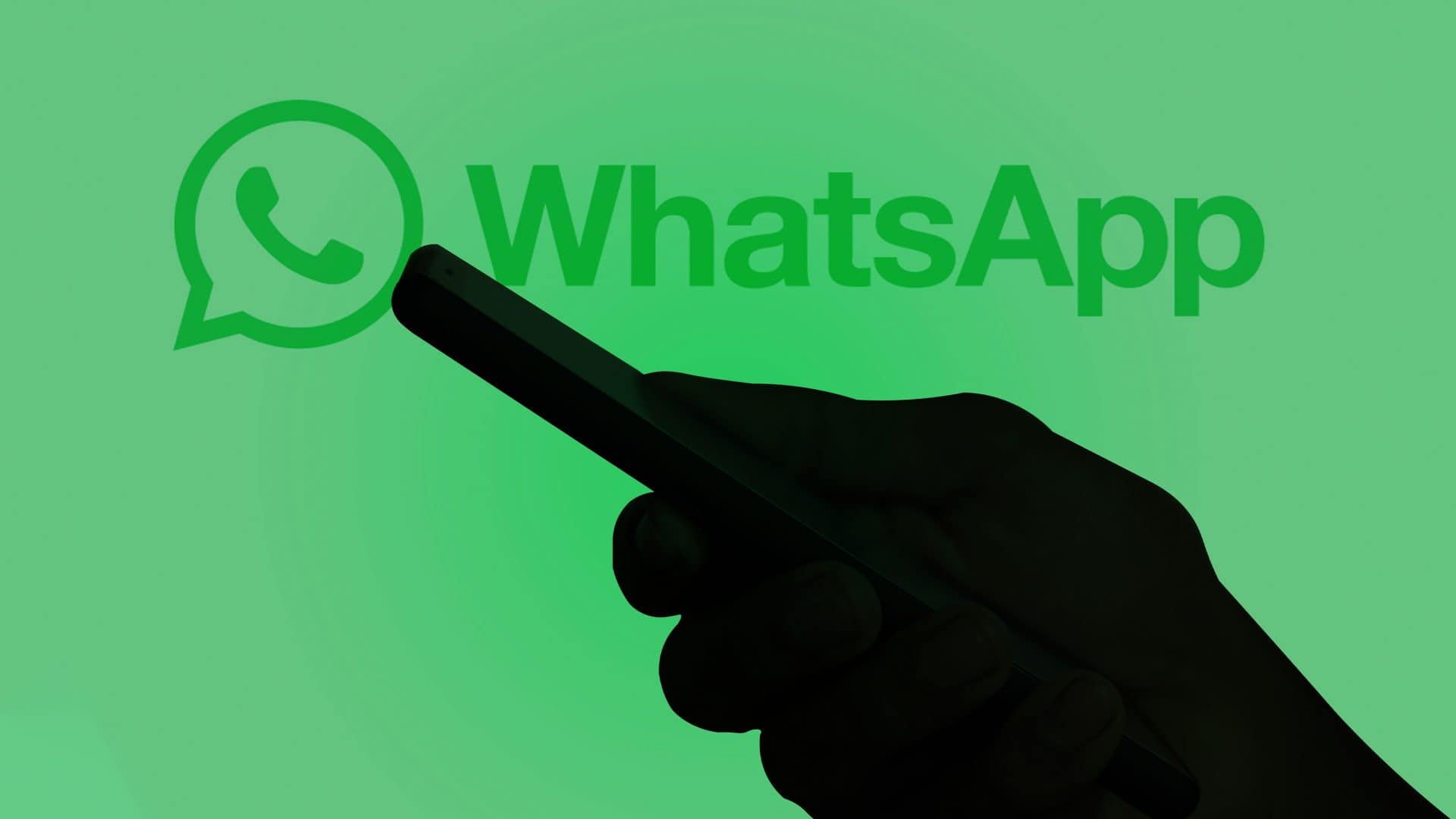 Silhueta de pessoa usando celular com logotipo do WhatsApp ao fundo