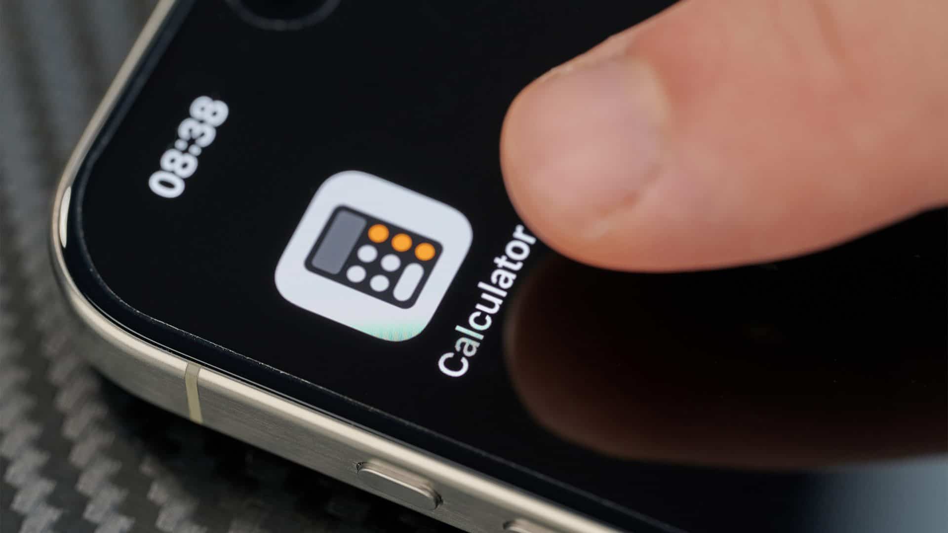 Pessoa com dedo em cima de ícone do aplicativo da calculadora no iPhone