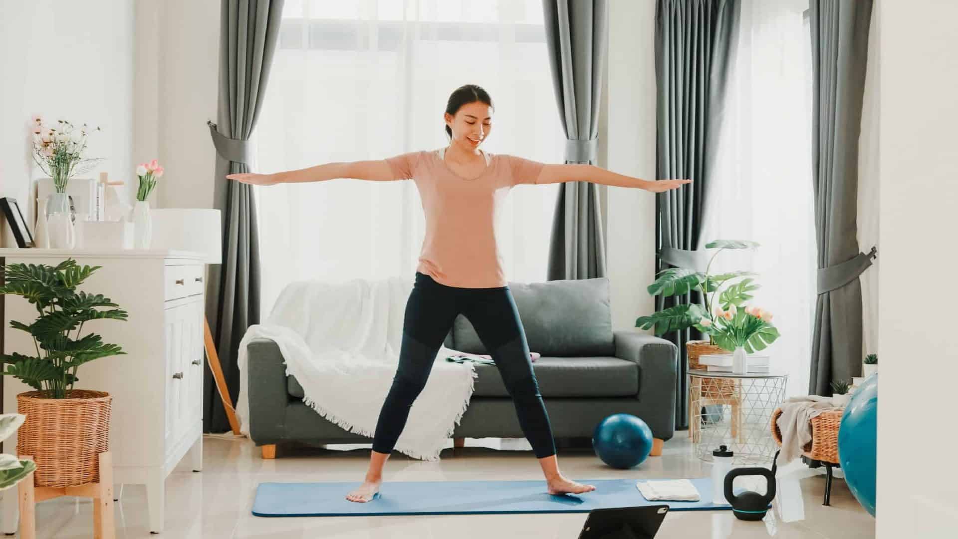 Mulher fazendo exercício na sala de casa