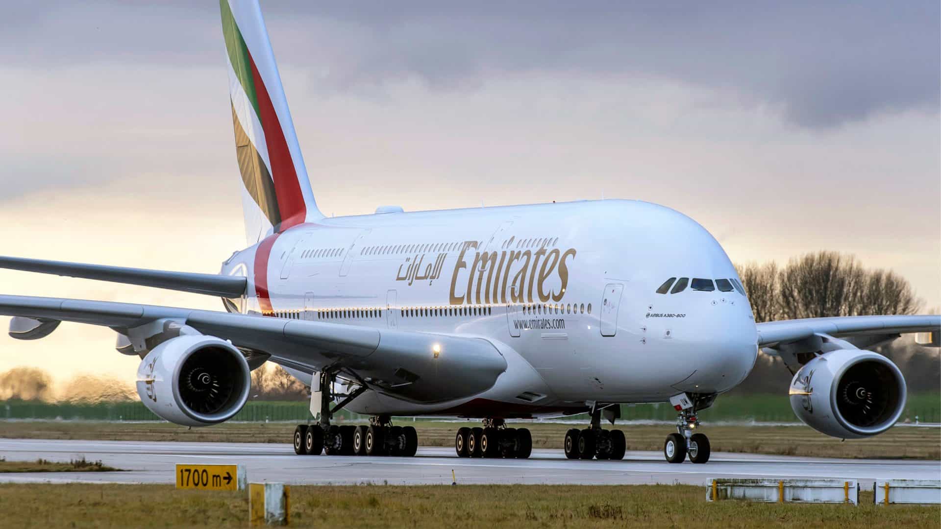 Airbus A380, da Emirates, em pista de aeroporto