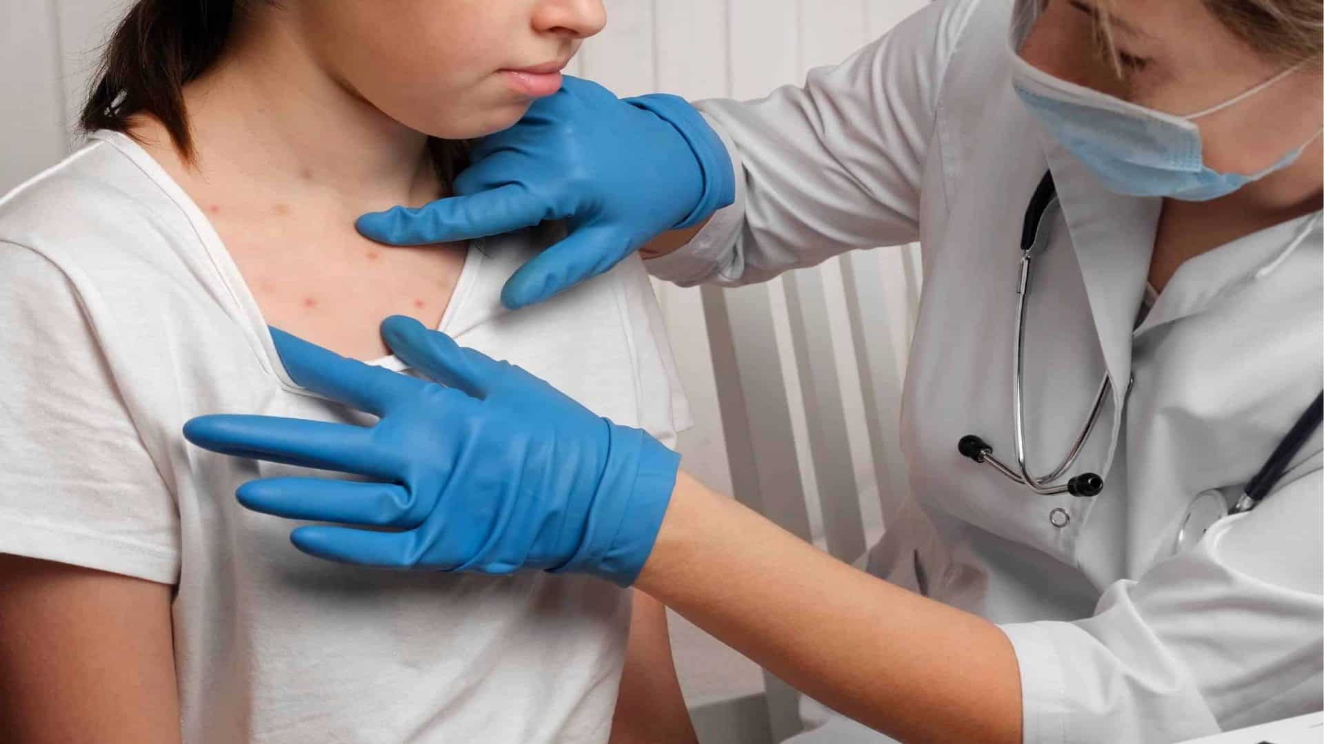 Médica examinando paciente