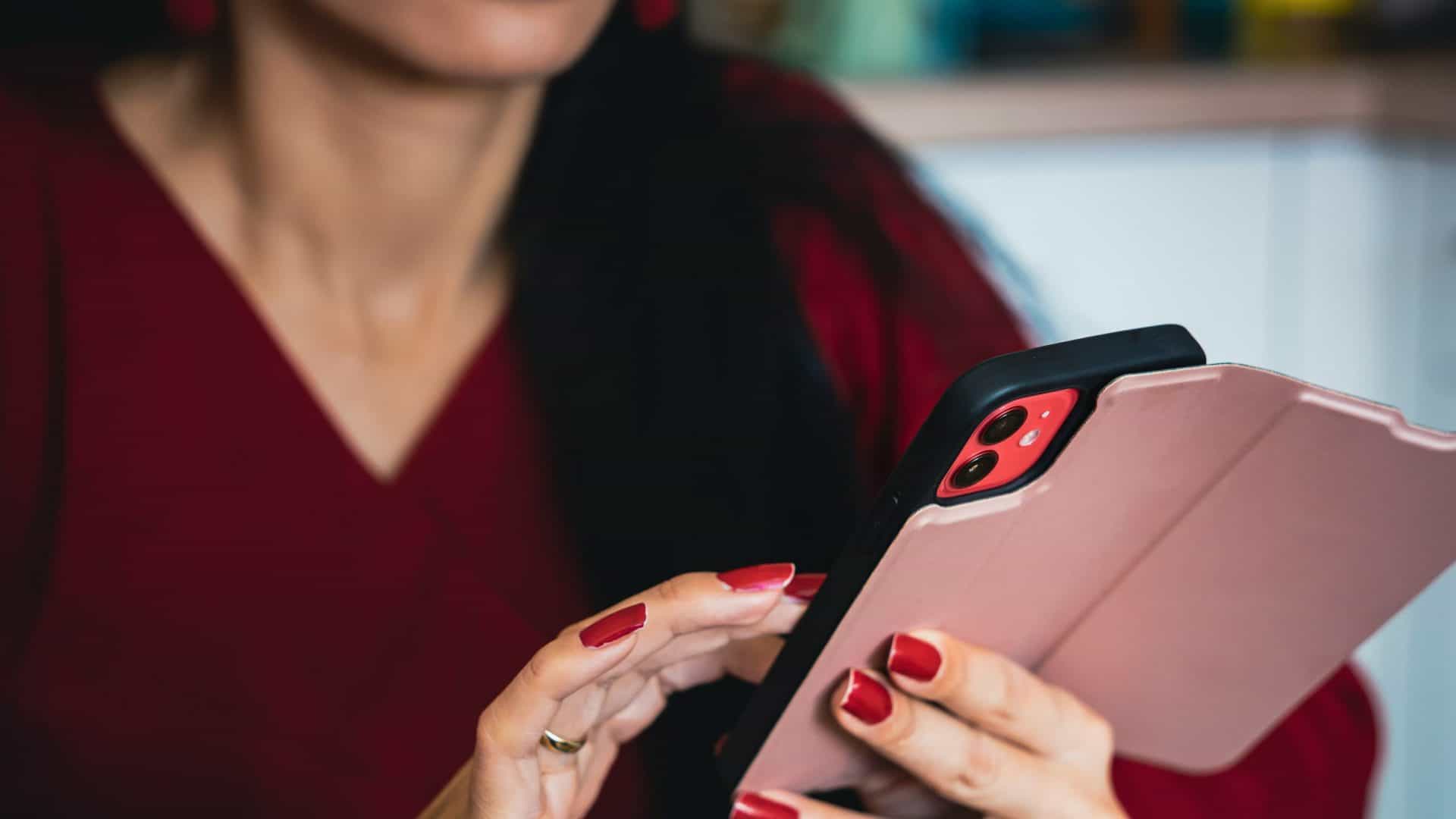 Mulher usando o celular via Michael Pointner/Unsplash