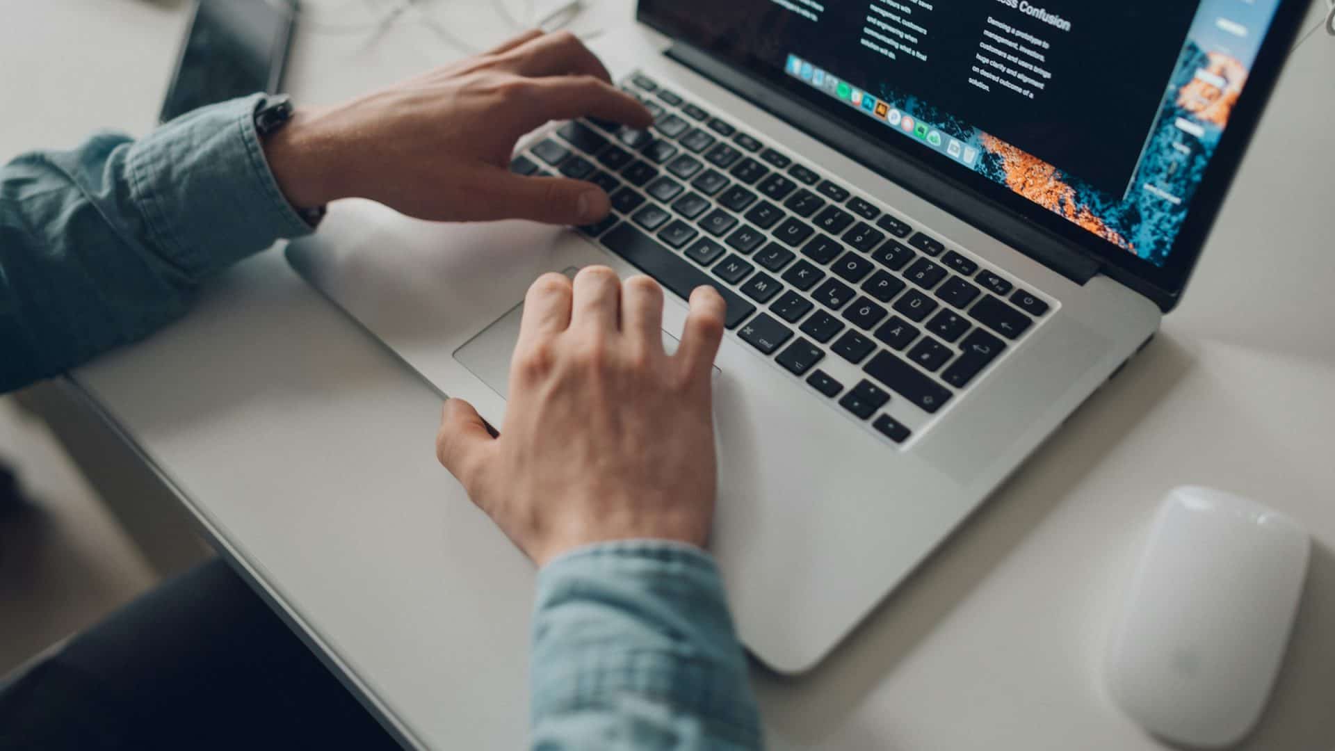 Notebook com mouse externo via Stefan Stefancik/Unsplash