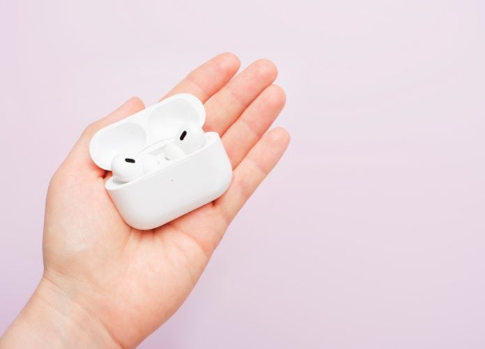 mão feminina segura Apple AirPods Pro 2ª geração