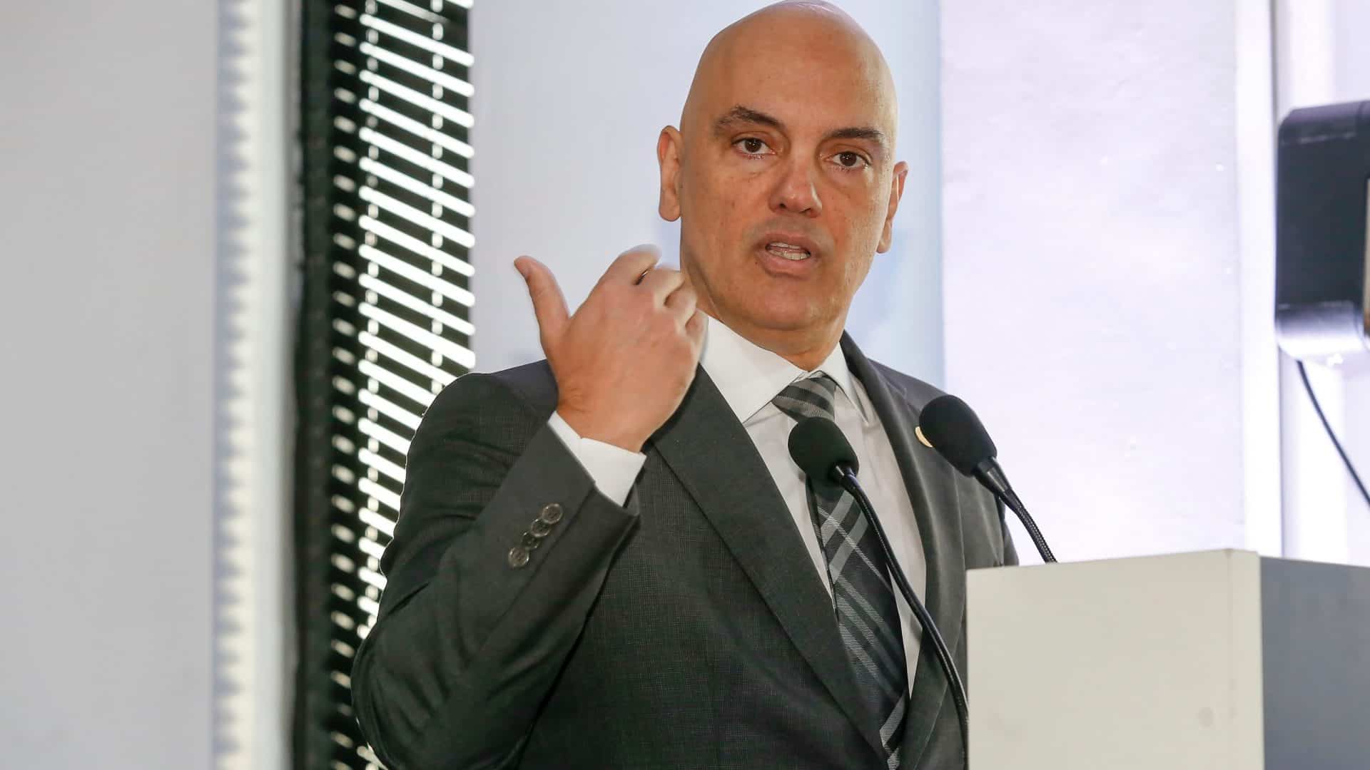 Alexandre de Moraes em pé gesticulando