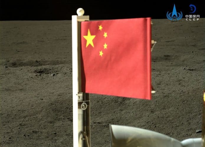 China levou uma bandeira de pedra para o outro lado da Lua