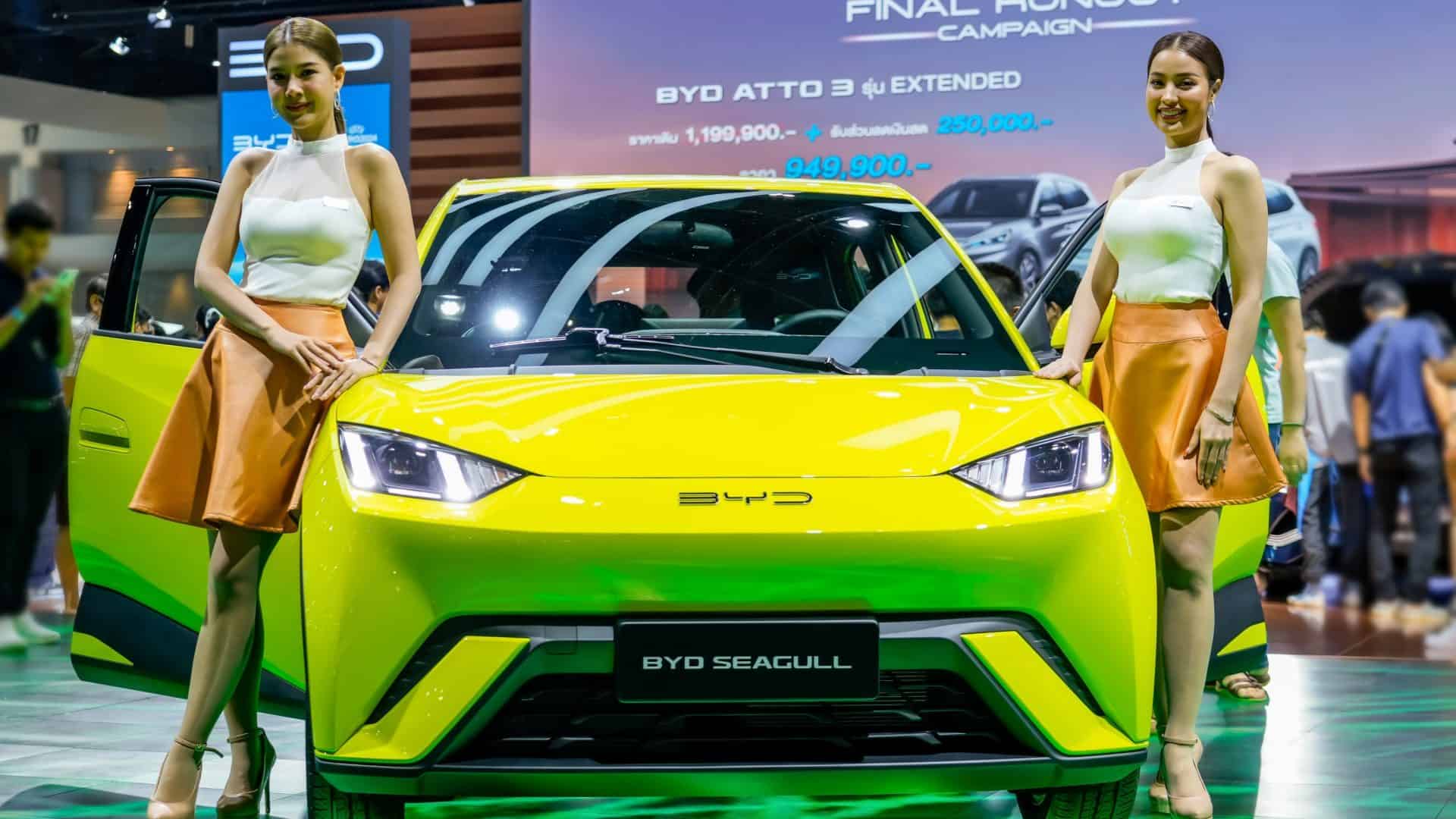 BYD Dolphin Mini (Seagull) carro chinês eletrificiado em exposição