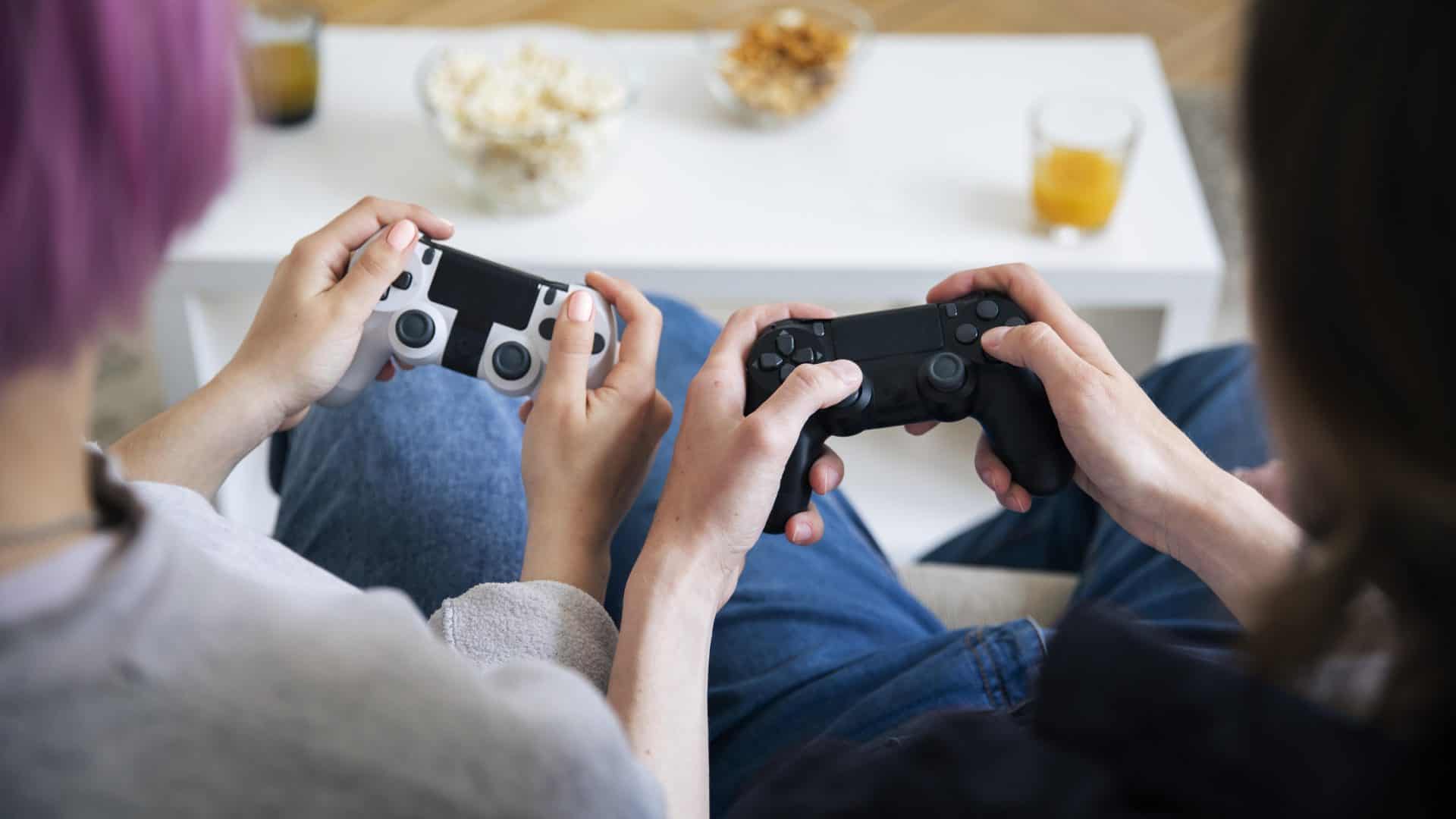 casal-jovem-jogando-videogame-dentro-de-casa-1920x1080