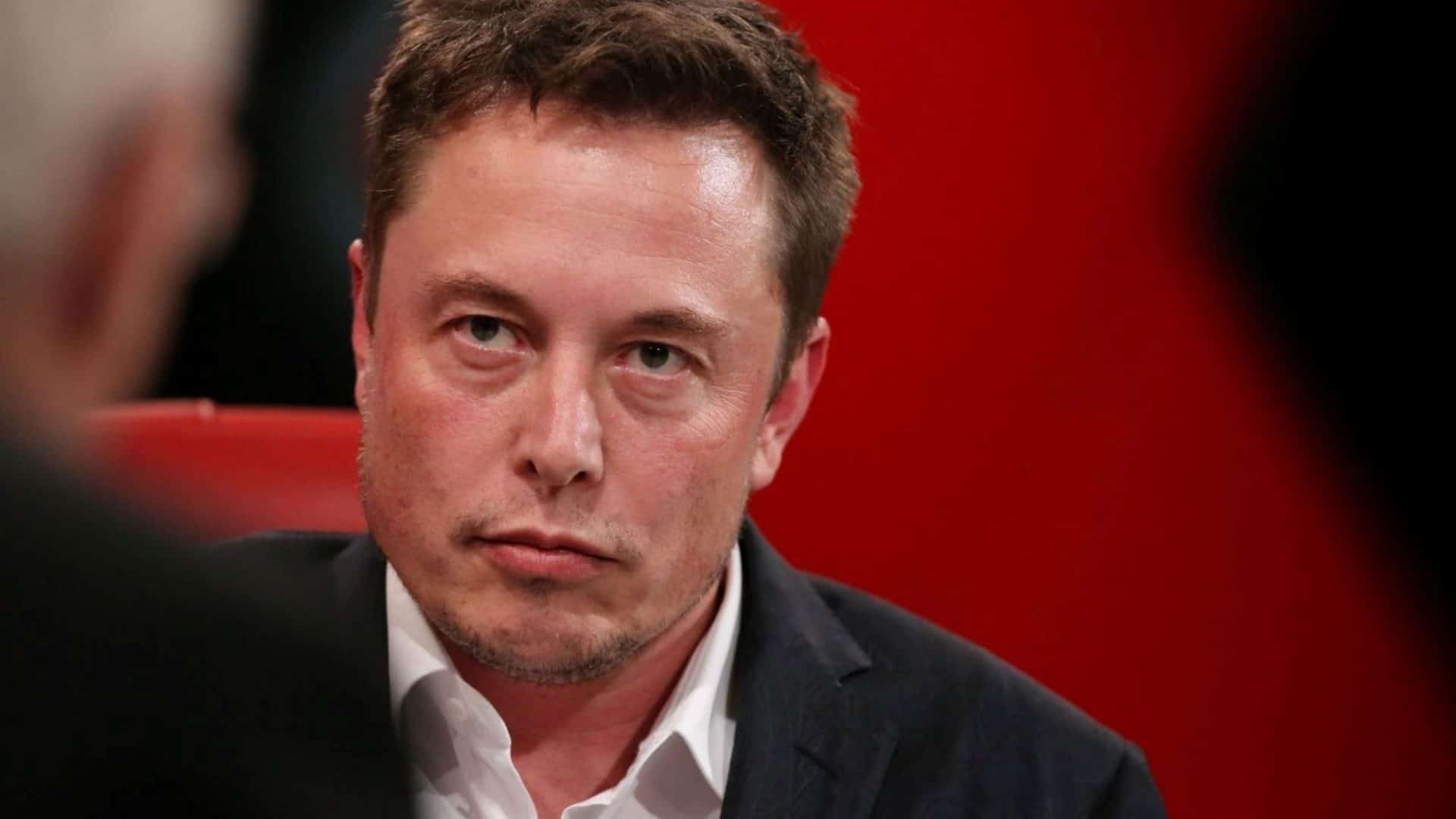 Elon Musk com cara séria