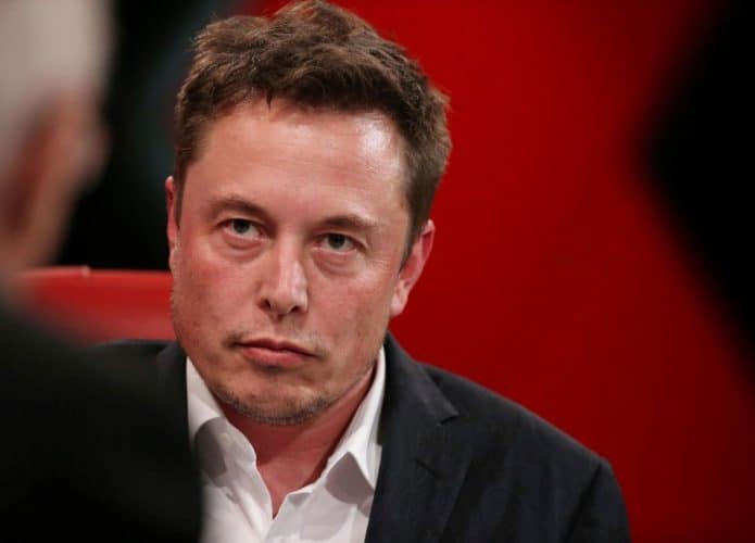 Elon Musk com cara séria