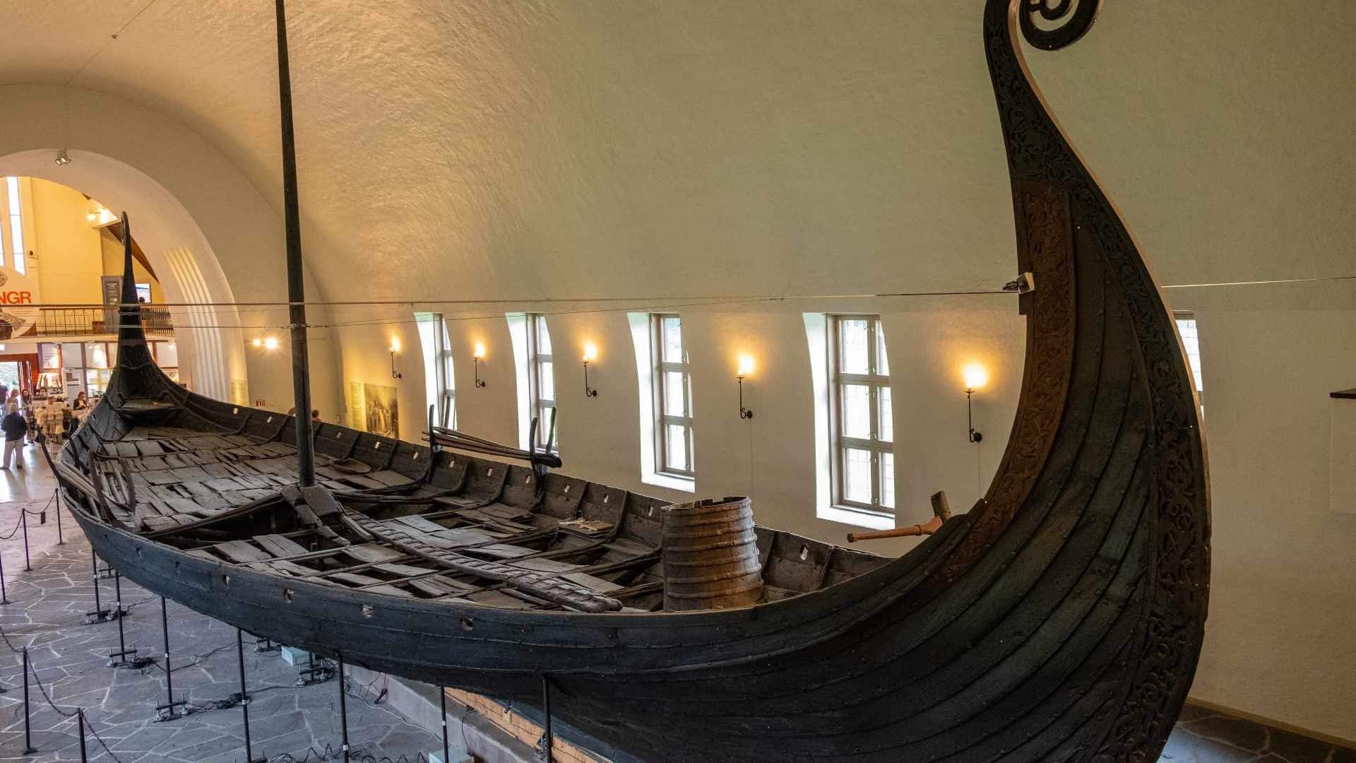 Oseberg, descoberto na Noruega, é um dos exemplos de navios usados em funerais