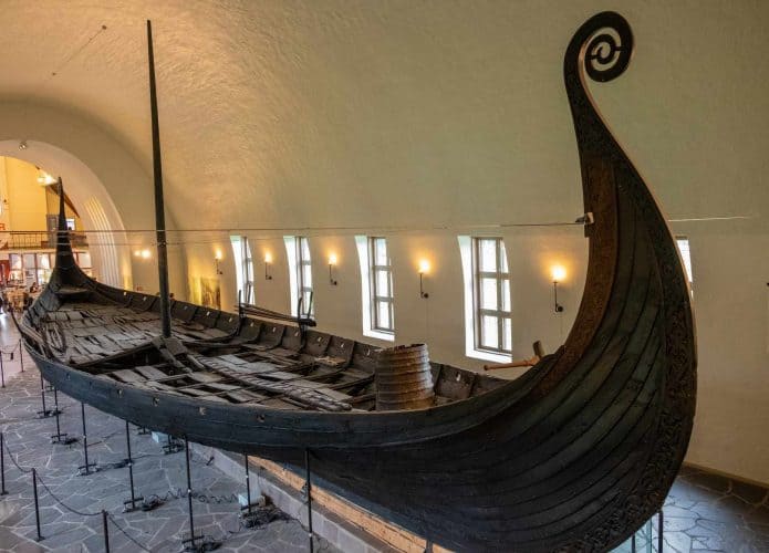 Oseberg, descoberto na Noruega, é um dos exemplos de navios usados em funerais