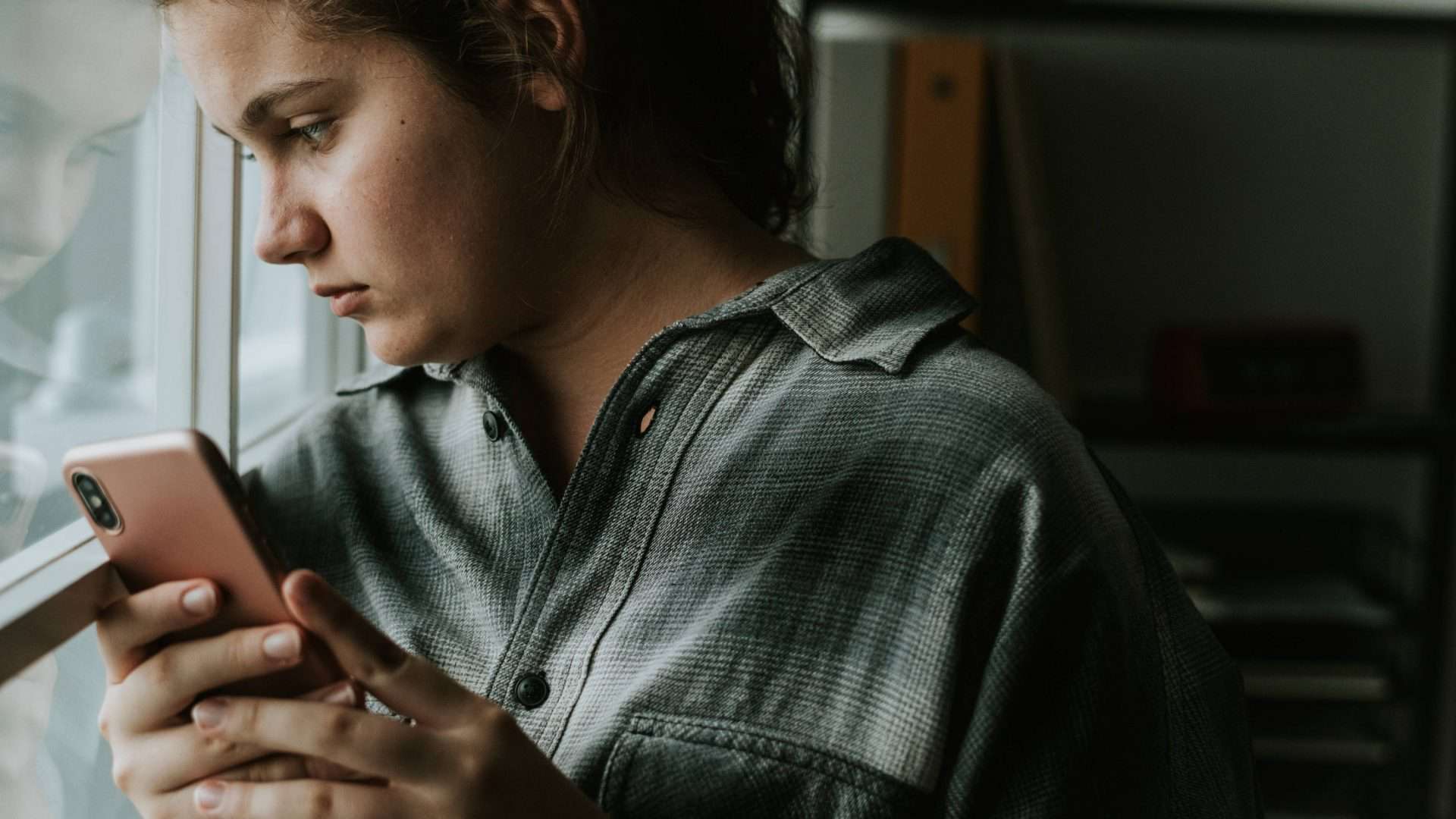 garota-celular-1920x1080