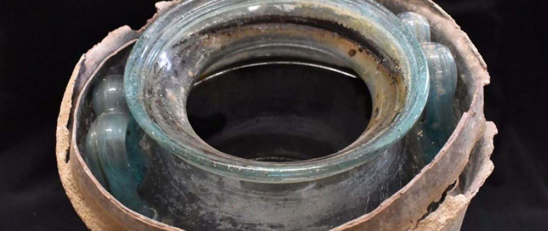 glass-urn-wine-1920x811