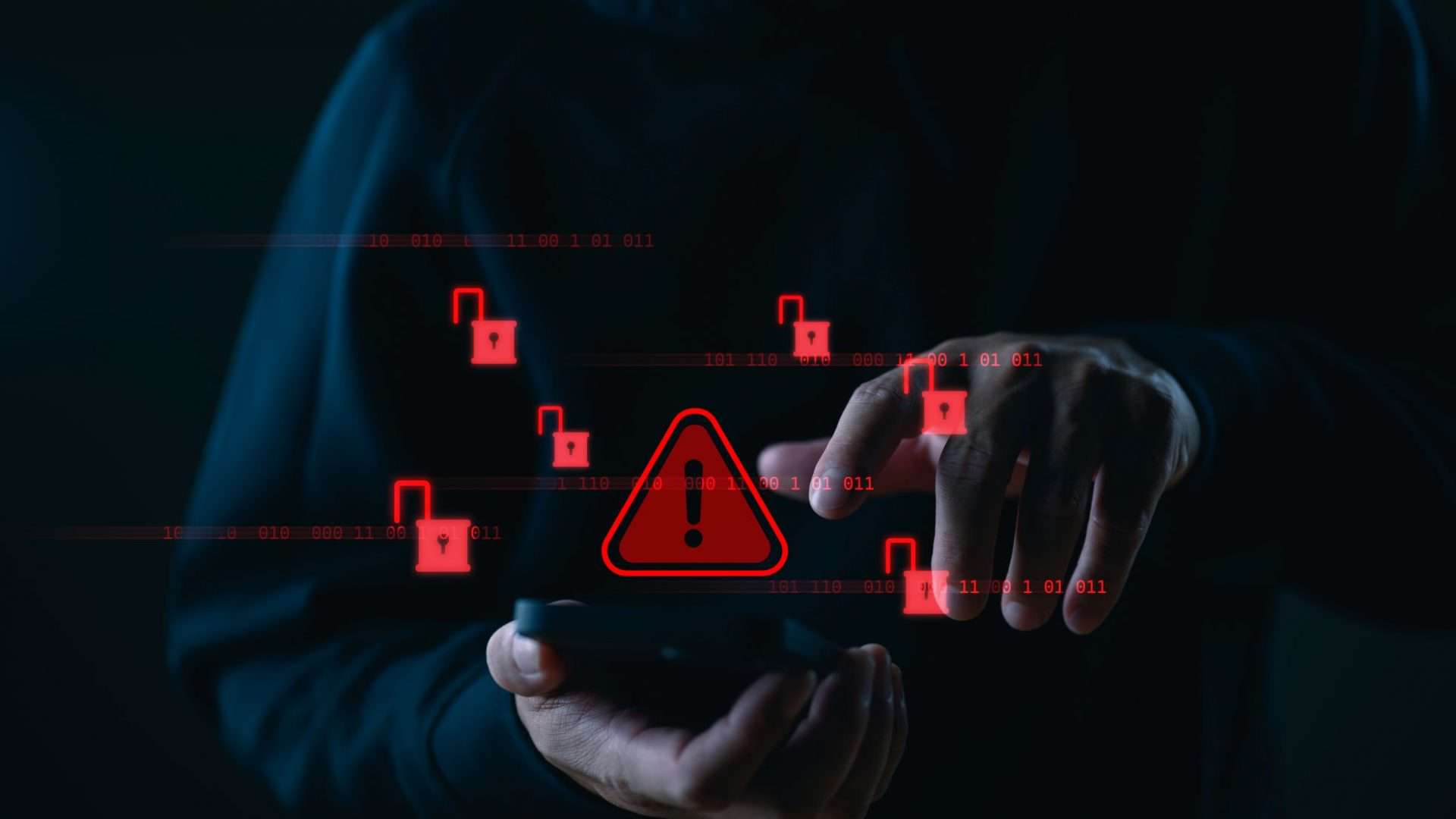 Pessoa usando um celular com um ícone de advertência em vermelho