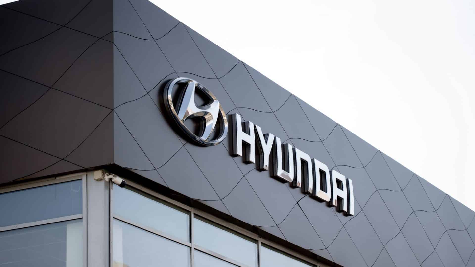 Logo da Hyundai em fachada