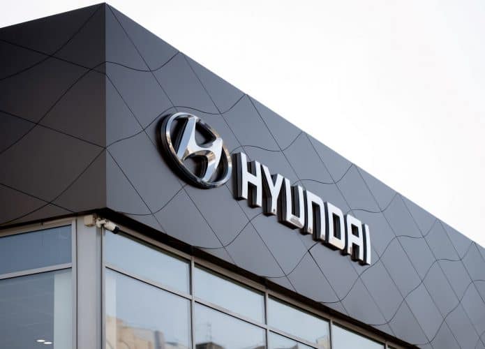 Logo da Hyundai em fachada