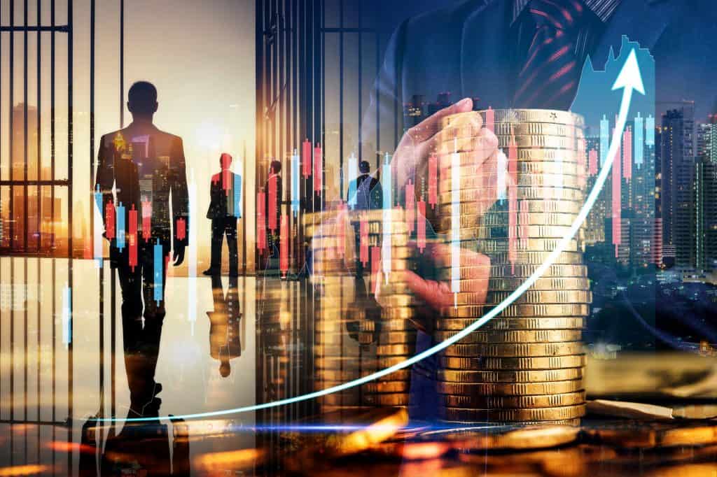 moedas emilhadas translúcidas com pessoas andando atrás