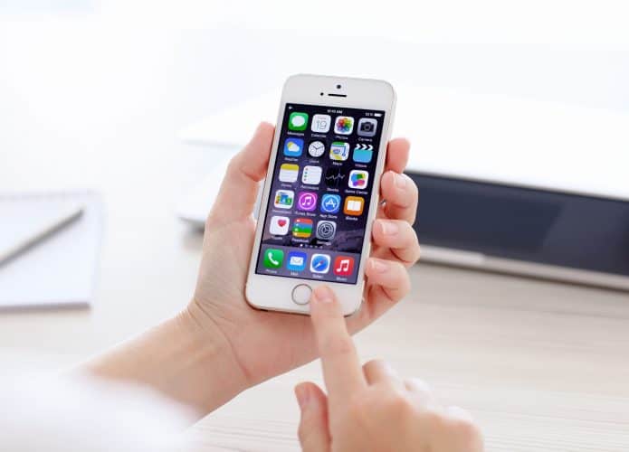 Apple iPhone 5S exibindo a tela inicial do iOS 8
