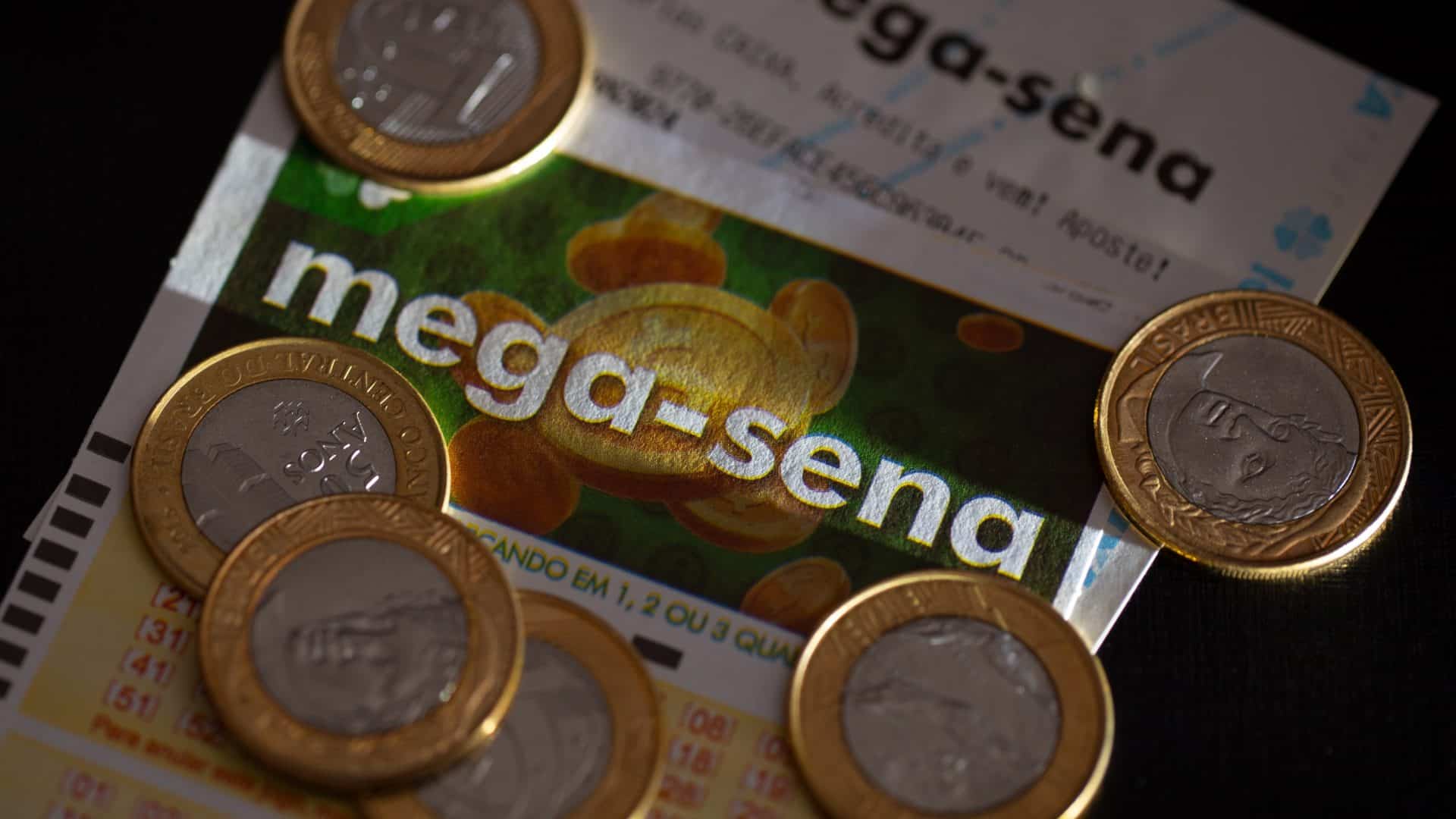 Volante da Mega-Sena com moedas de um real ao redor