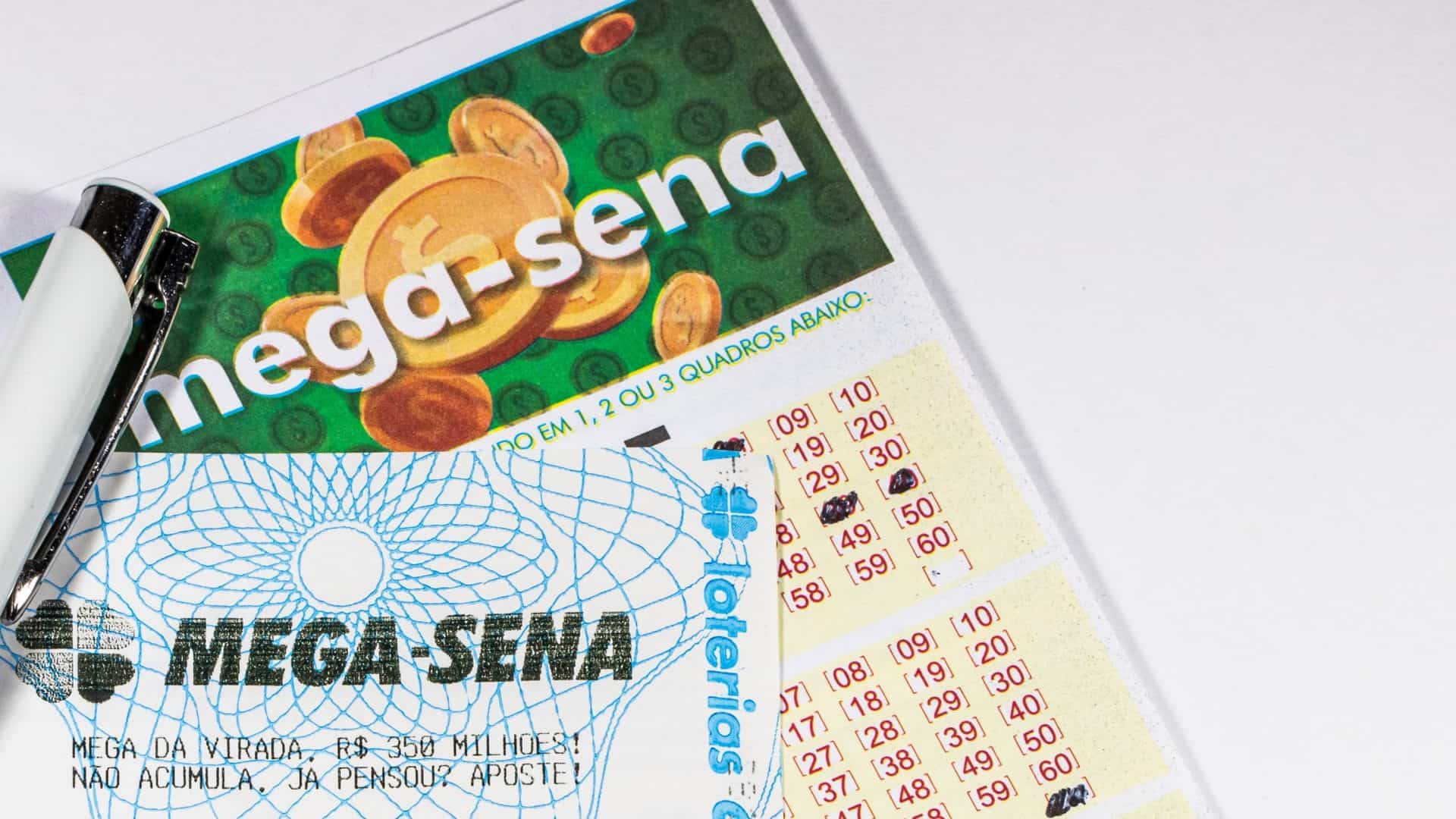 Volante da Mega-Sena com comprovante de aposta