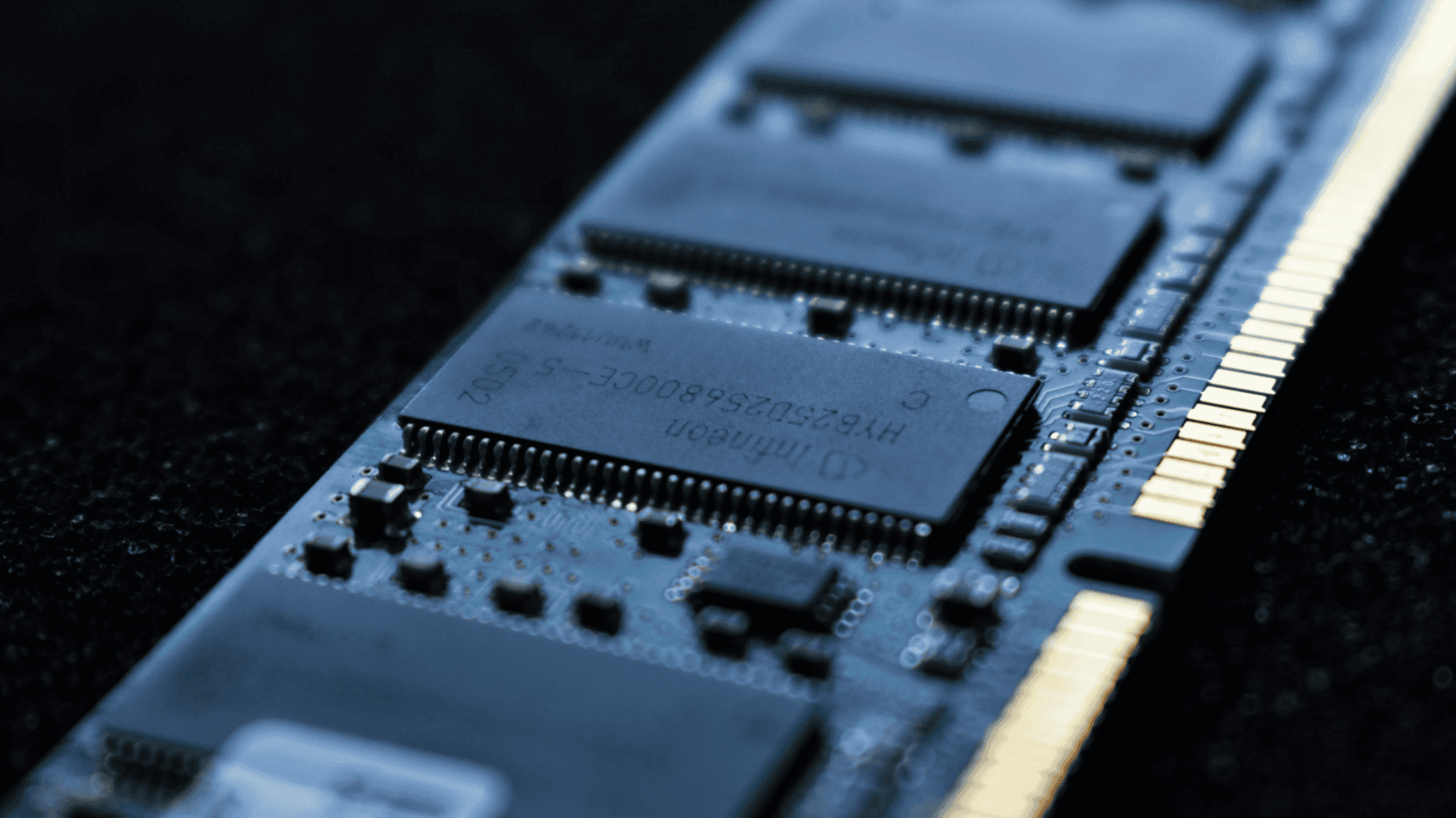 imagem mostra um chip memória RAM em evidência, em cima de uma mesa