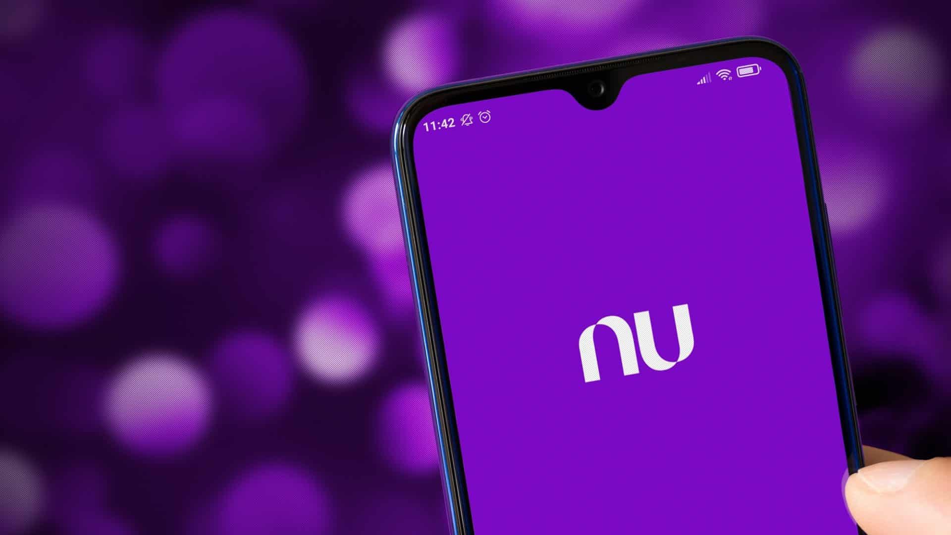 Logomarca do Nubank em smartphone