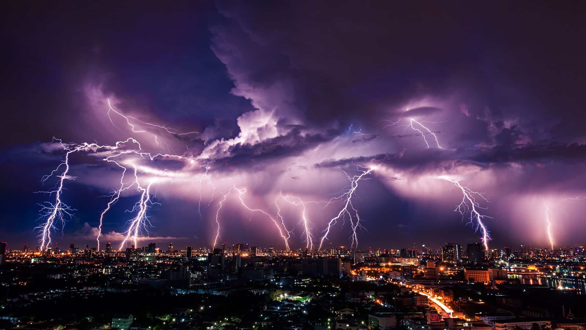 Tempestade de raios sobre cidade