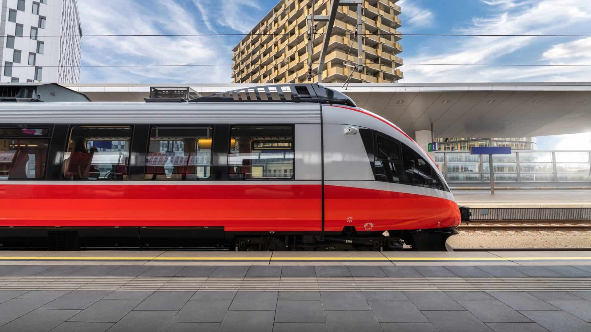 Trem parando em estação