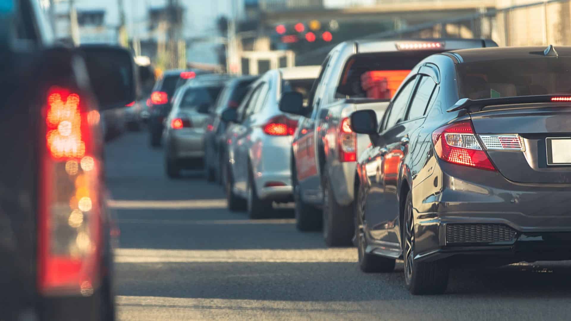 Engarrafamento com uma fileira de carros em uma rodovia