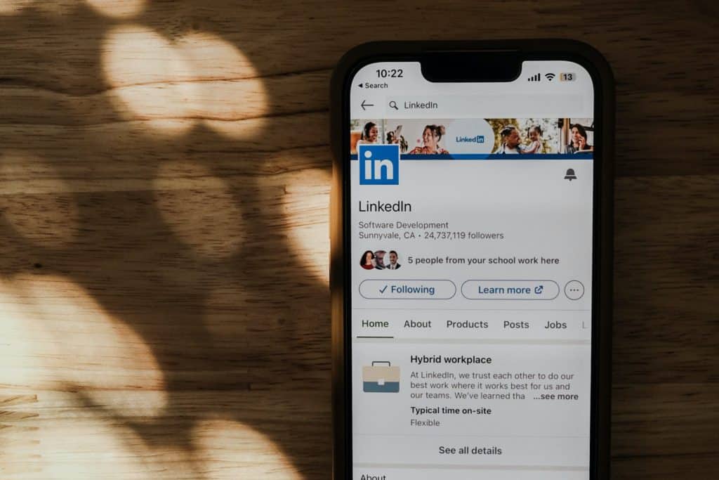 Usuários do LinkedIn podem usar a nova busca com IA para empregos, networking, encontrar mentores e impulsionar a carreira.